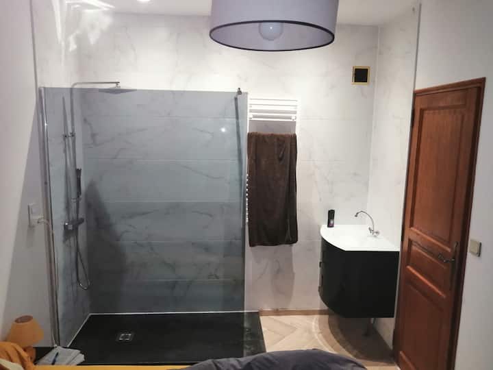 Badkamer in slaapkamer 