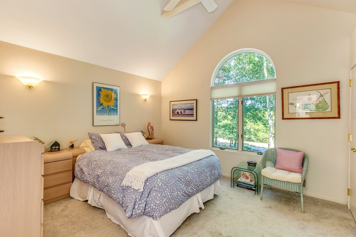 Bovenslaapkamer met queensize bed