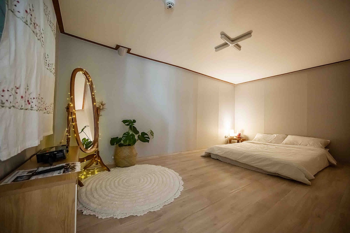 아늑하게 정비해놓은 침실입니다. 

Photo by. 안지환 게스트님 :)