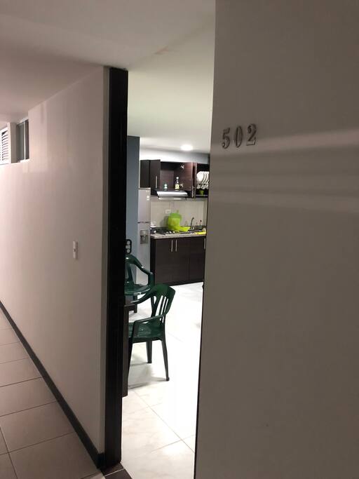 Apartment Entry / Acceso al apartamento