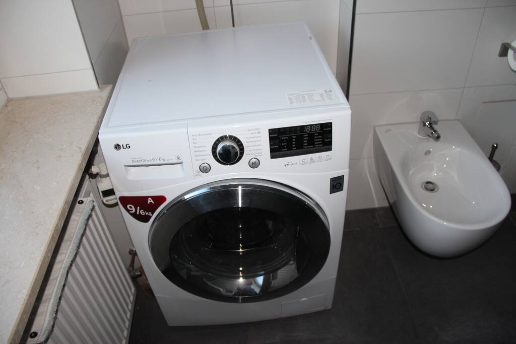 Waschtrockner im Badezimmer