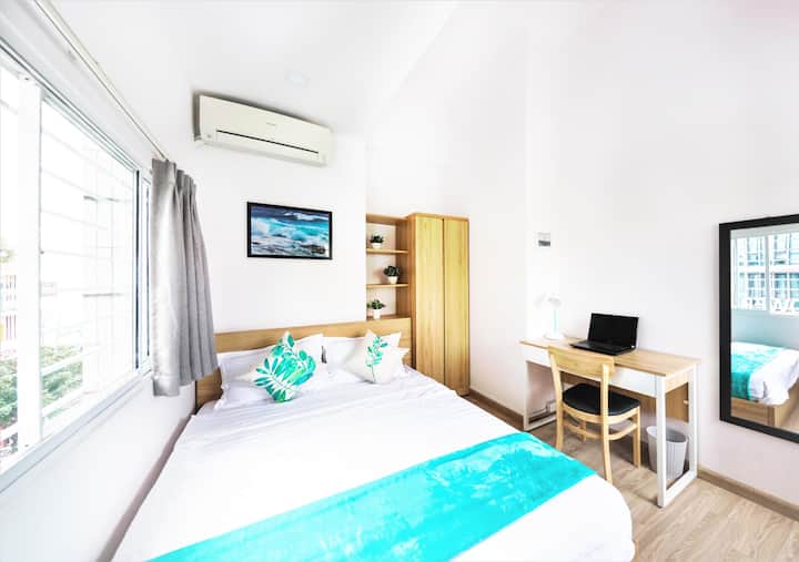 楼下第二间卧室