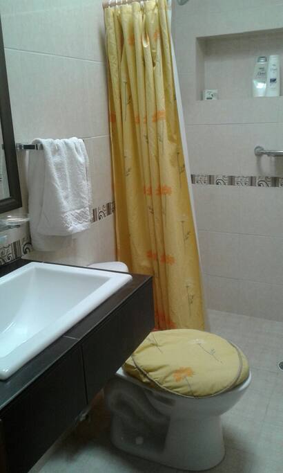 Baño compartido con otro cuarto de huespedes.