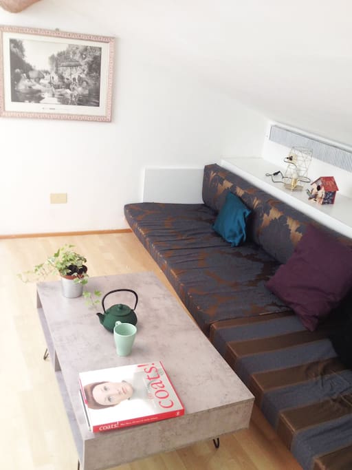Living room with a king size sofa bed | Salotto con un grande divano letto