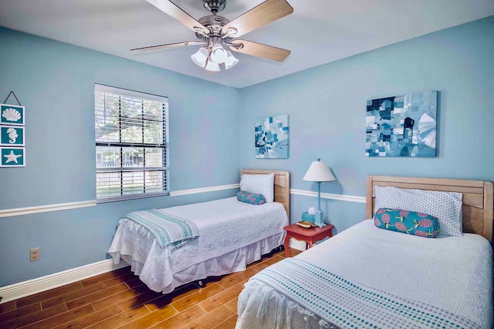 ห้องนอนที่ 2 มีเตียงแฝด 2 หลัง