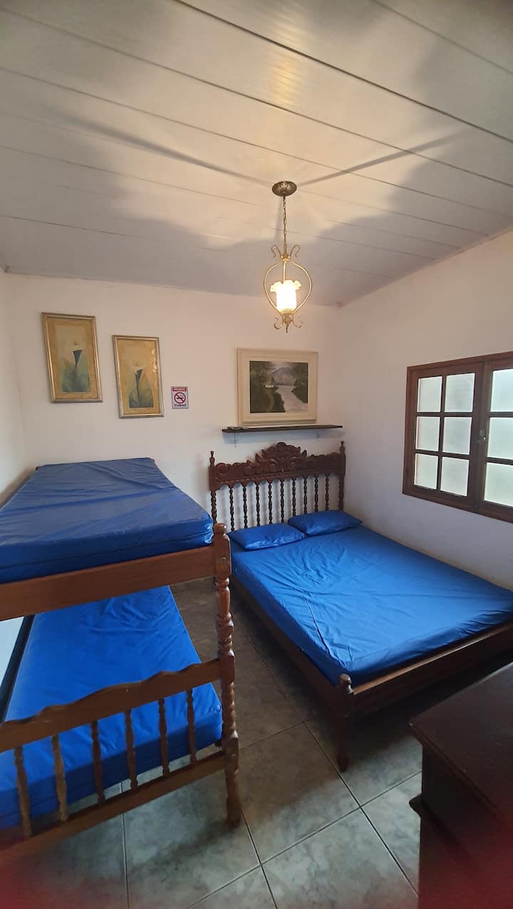 U ovoj sobi možemo primiti 1 par + 2 djece. Ima digitalni signal TV,komodu, ventilator i glačanje.