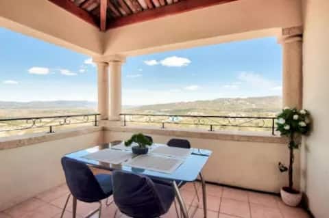 Successful Airbnb property: Apartment with panoramic view, golf, Pont Royal in Mallemort