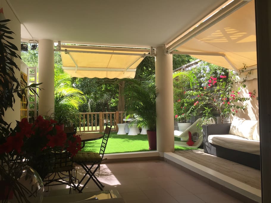 Terrasse donnant sur un jardin privatif