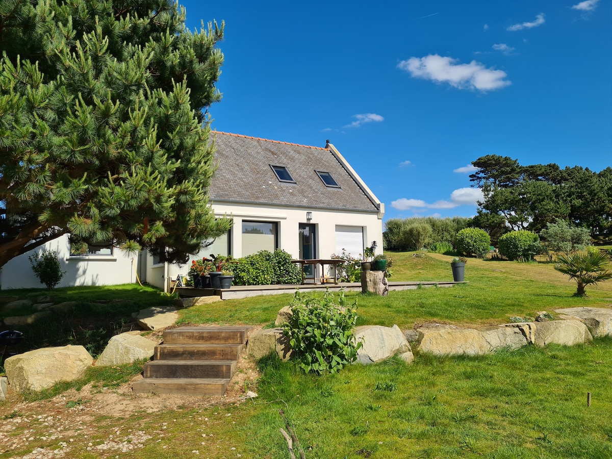 Popular Airbnb listing: 🏝 Île Callot – House 7 pers. 3 bedrooms, 2 terraces in Carantec