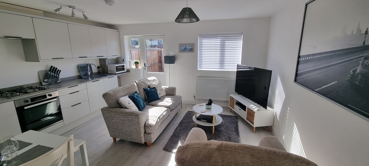 Annuncio Airbnb popolare: Stunning G/F flat, parking, 5 min walk to Quay a Studland
