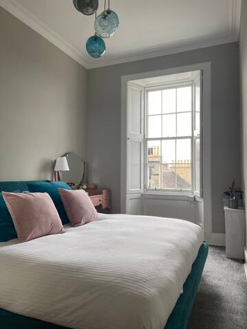 Spacious Georgian apartment in city centre gallery image 3