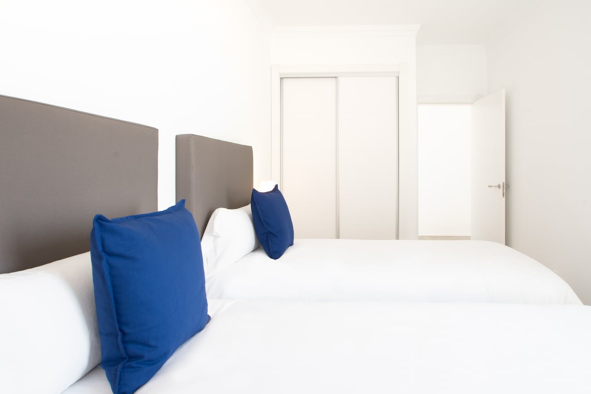 Spálňa so samostatnými posteľami, šatníkom a klimatizáciou.