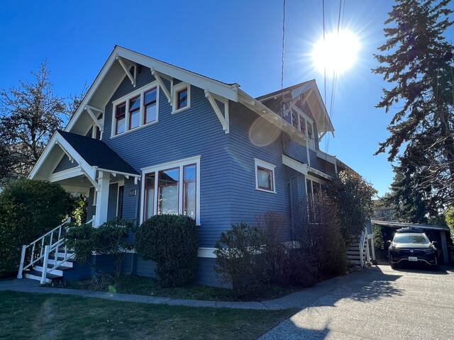 1912 Historic Craftsman • 5bd • A/C • Dogs • EV gallery image 3