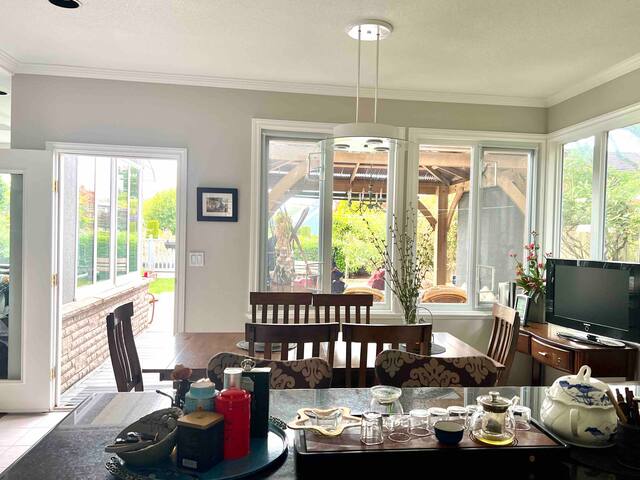 Charming Riverside Villa /Golf/Airport/UBC gallery image 4