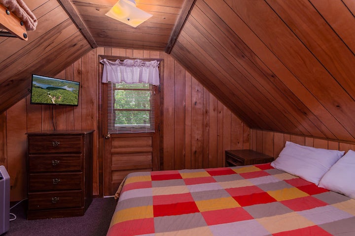 Chumba cha kulala 3 cha ghorofa ya juu kitanda cha upana wa futi 3. Toka uende kwenye sitaha ndogo