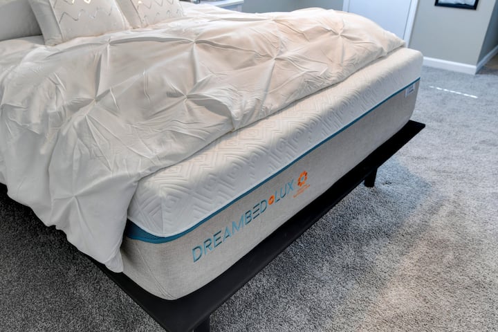 בחדר השינה של האורחים יש מזרני ספוג זיכרון יוקרתי.