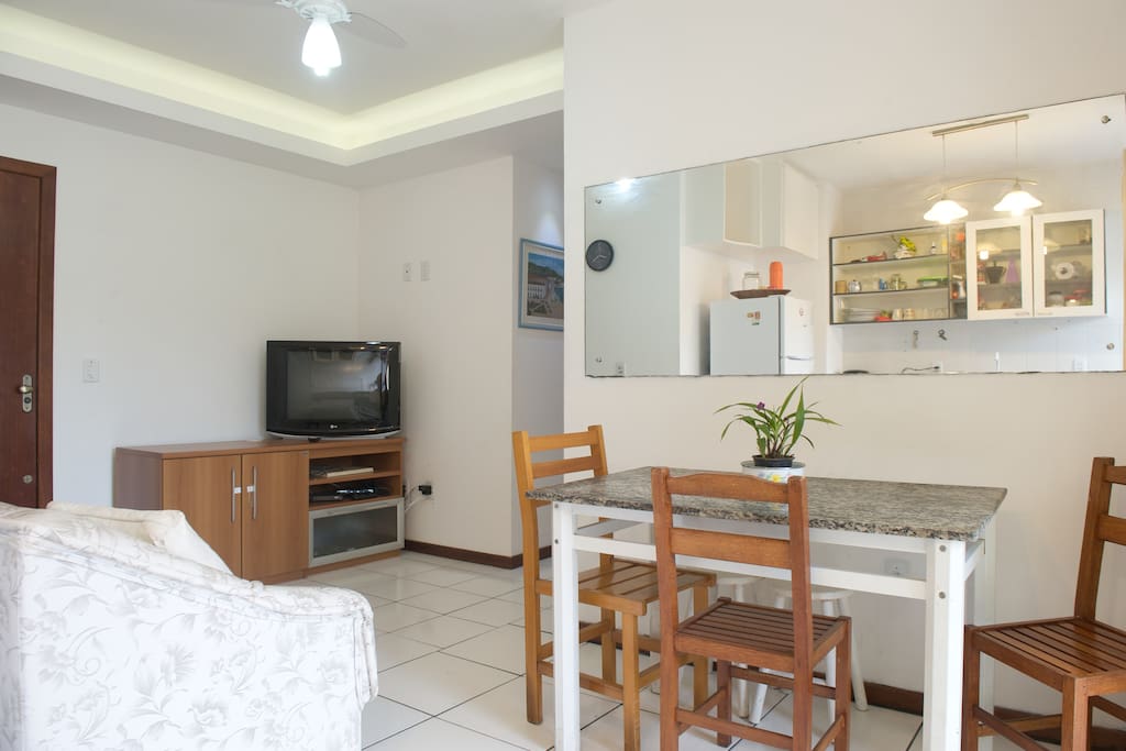 Sala e cozinha conjugada.