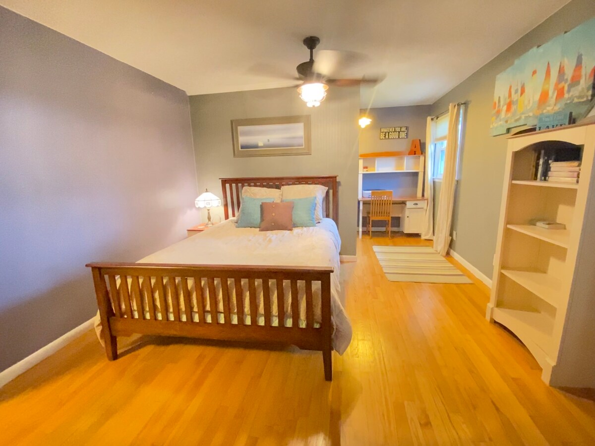 Спална соба 2 со брачен кревет и канцелариски простор.