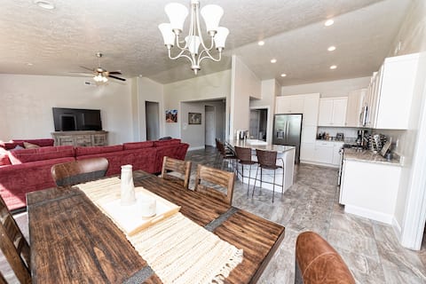 Entire 4 bedroom newer home, hot tub, EV in garage