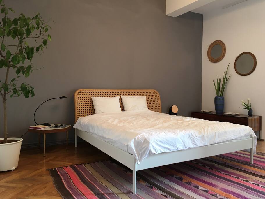 Extremely comfy bed with hight adjustable individual mattresses for a perfect reading / working position.
