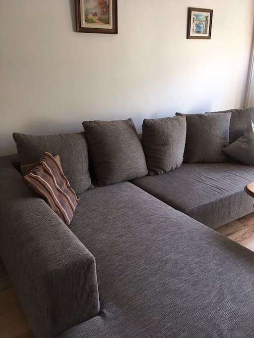 Wohnzimmer mit großem Schlafsofa