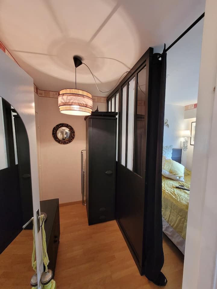 ห้องมาสเตอร์สวีทพร้อมทางเดินในห้องแต่งตัวมองเห็นห้องนอนพร้อมทีวีและมองเห็นวิวทะเลมองเห็นห้องน้ำและห้องสุขาแยกต่างหาก....