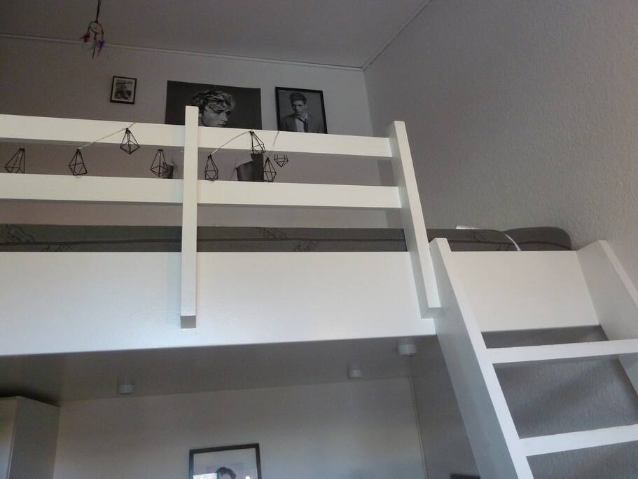 Værelse med 1 1/2 mandsseng/Bedroom with queensize bed