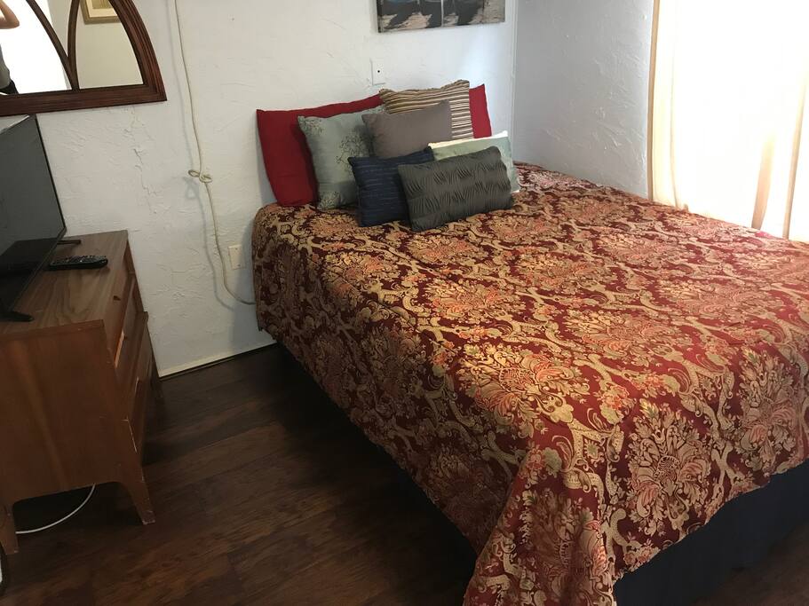 New comfortable Queen Bed