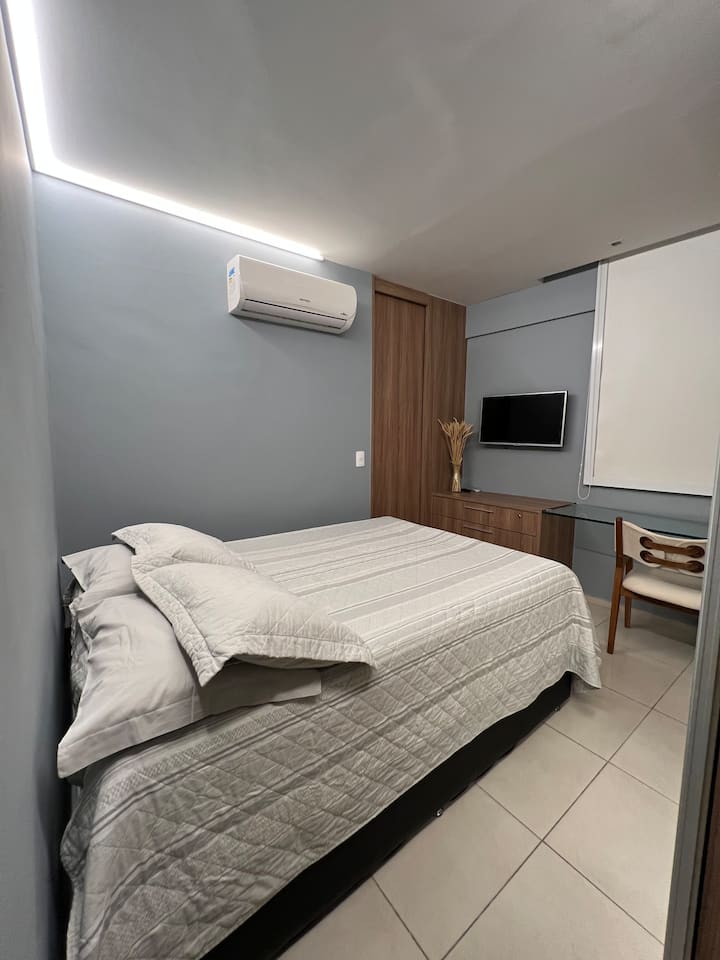 Dormitorio acogedor, muy oscuro, para que te relajes.