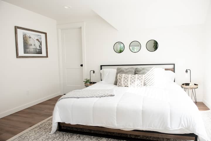 يحتوي الجناح الرئيسي على سرير كبير وحمام داخلي جميل. 