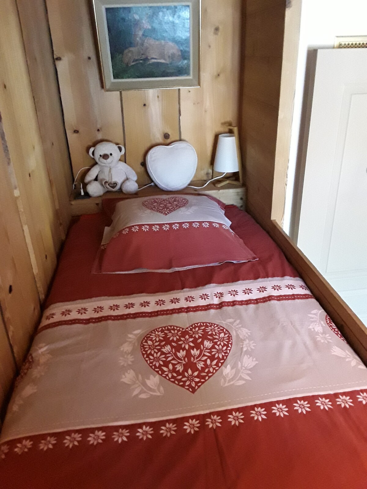 Kitanda cha ghorofa, kilicho juu