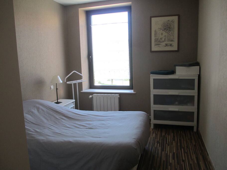 la deuxième chambre avec un lit de 120. chambre donnant sur la rue