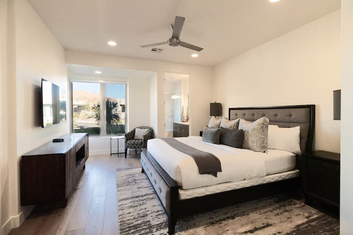 Master Bedroom with King Bed and Redrock views!
