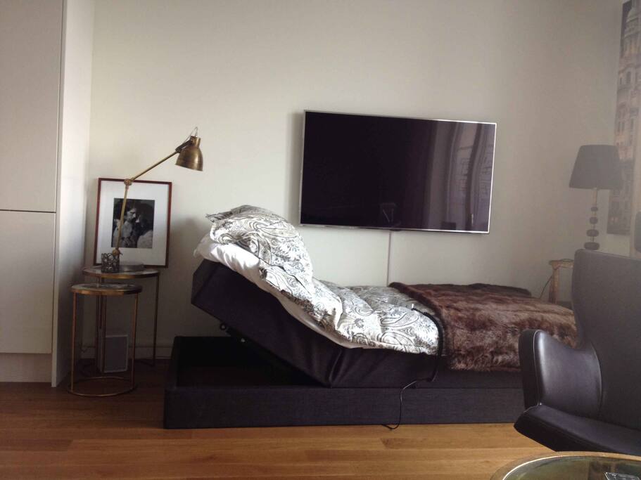 Adjusable bed 120 cm and 55 tum new Samsung wi-fi smart TV with cromcast to project your laptop or smartphone on TV