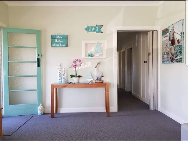 Little Ledge Beach House only 200m from the water gallery image 3