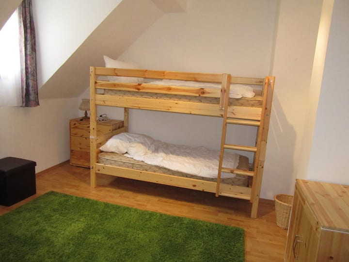 חדר שינה רביעי עם מיטת קומותיים ופי 1 ספה נפתחת...