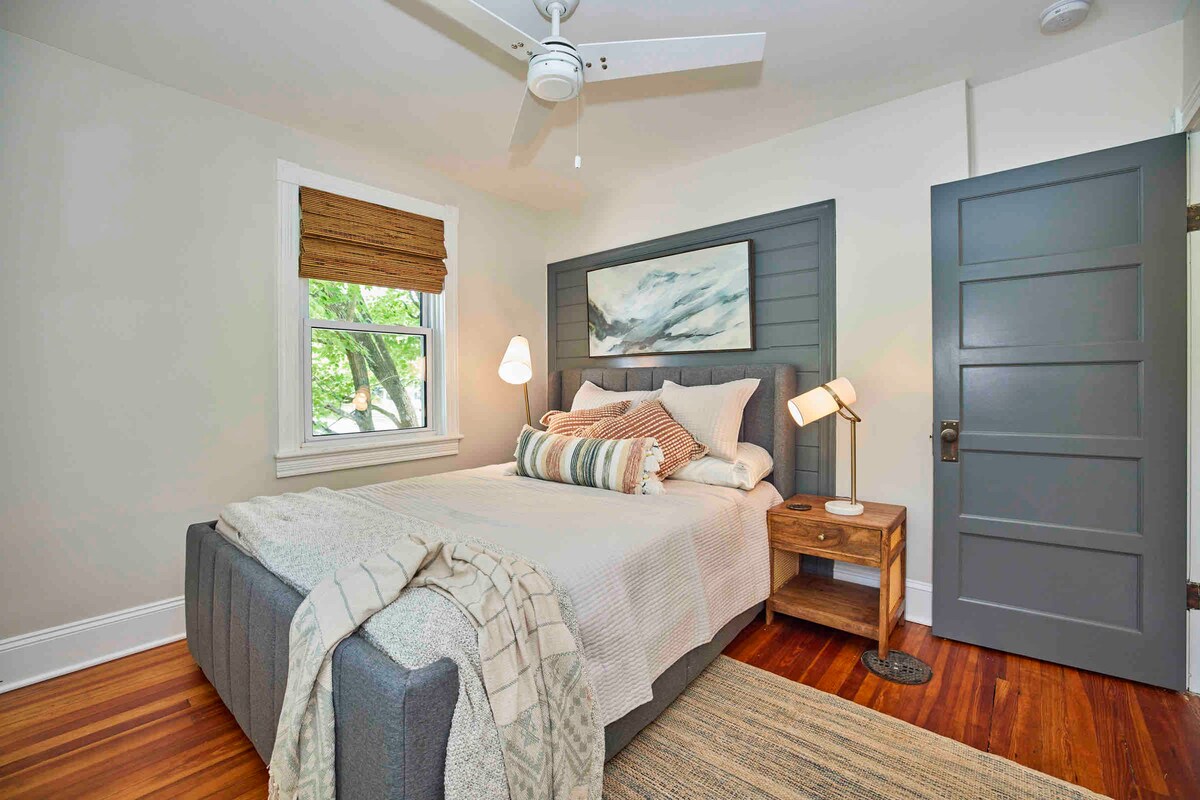 Një dyshek i rehatshëm me madhësi Casper queen ndërsa mbështetesh dhe shijon pamjen e maleve nga dritarja jote.