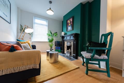 Top performing Airbnb: Ormeau Road 2 bed classic Belfast Terrace House in Botanic