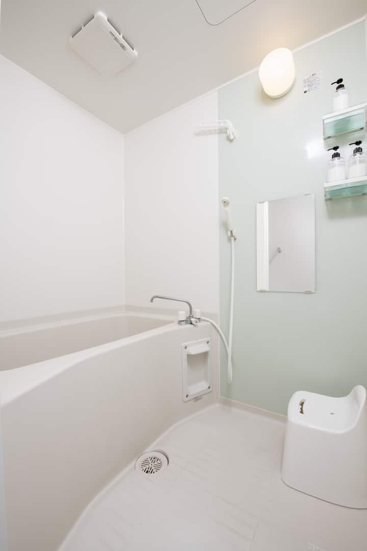 Shower room on first floor is provided with Body soap, shampoo and hair conditioner/ 一楼浴室- 提供沐浴乳、洗髮精及润髮乳/ 一階浴室にはボディソープとシャンプーとコンディショナーを用意しております