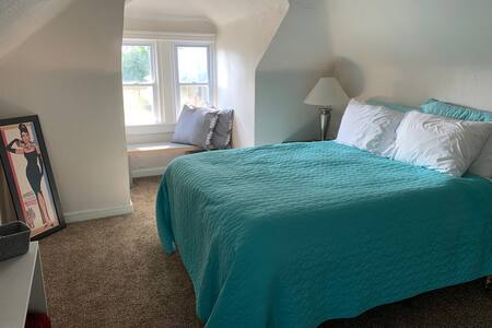 The Airy Attic - Large Room in Tower Grove South