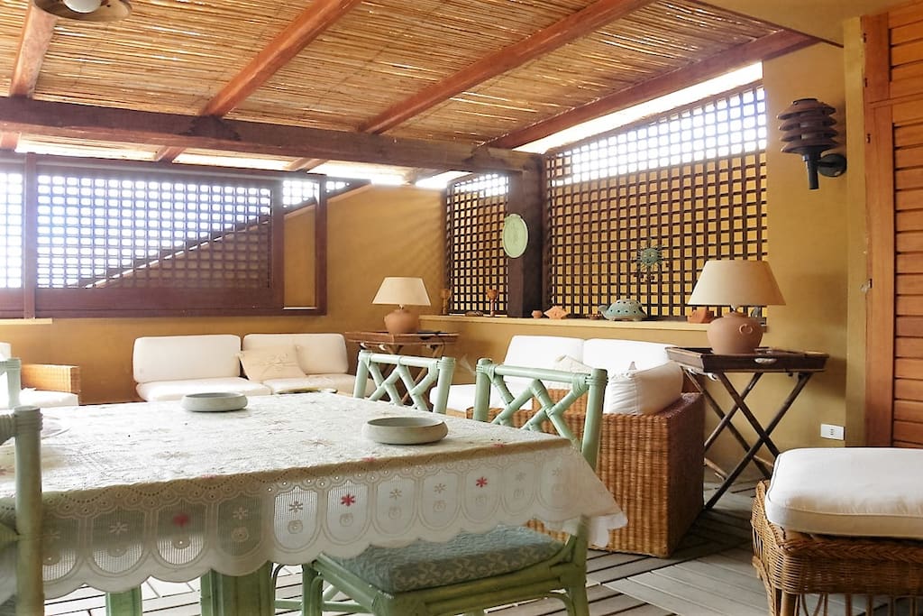 Zona pranzo in veranda esterna
