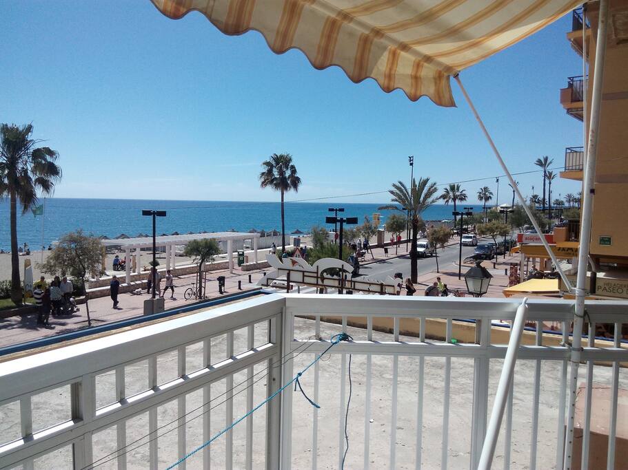 Apartamento muy céntrico con vistas preciosas al Paseo Marítimo y la playa. Tranquilidad por la noche.