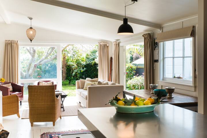Kuku Cottage Coastal Getaway Bungalows For Rent In Te Awanga