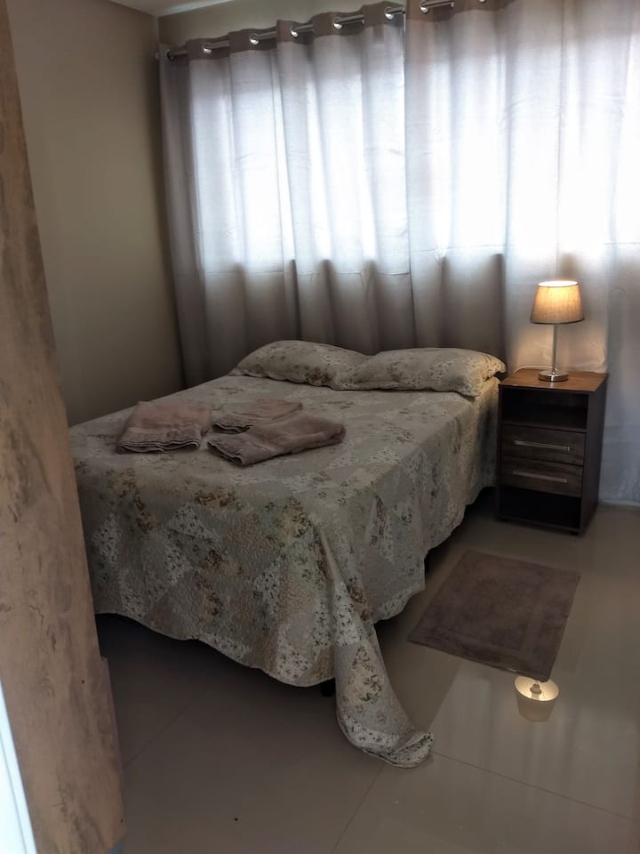 Izba s manželskou posteľou, klimatizáciou (len za studena) a zatemňovacím závesom na 80%.