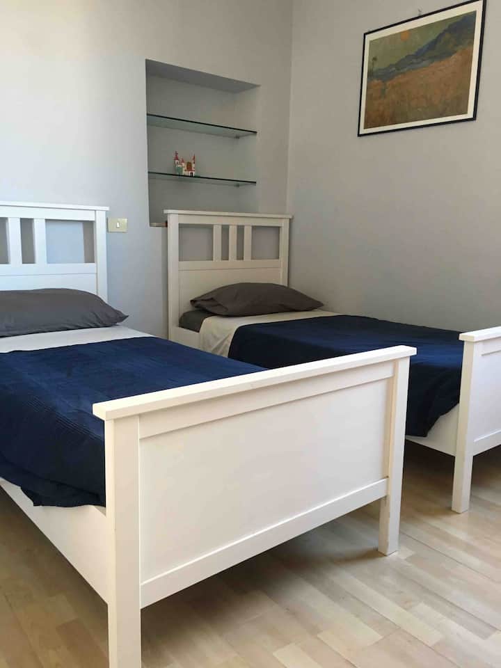 Chambre avec deux lits simples 