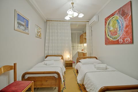 Popular Airbnb listing: Comfortable and clean, great location in Njësia Bashkiake Nr. 5