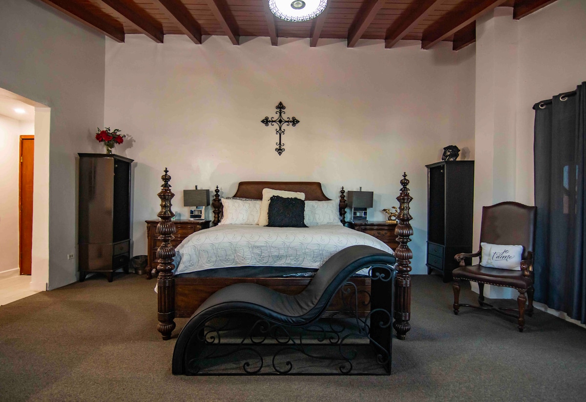 Спални соби бр. 2 Главна спална соба со 1 брачен кревет (широк 150-179 см) 