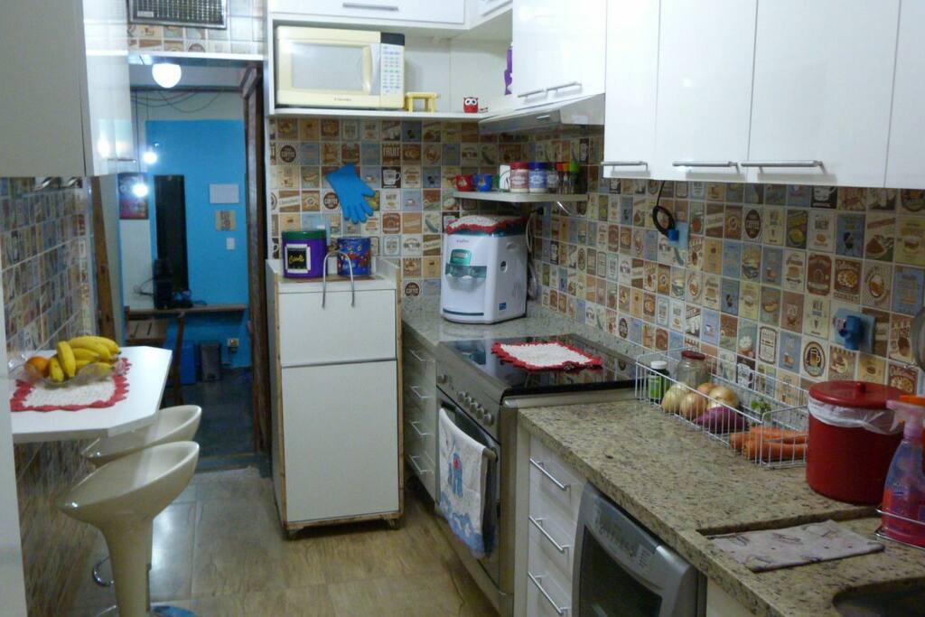 área compartilhada , cozinha com bebedouro, microondas , fogão , cafeteira dolce gusto e demais utensílios