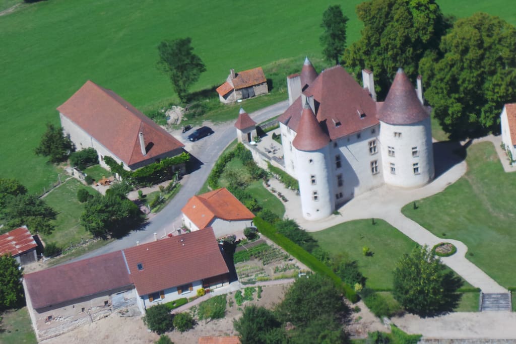 Vue aérienne. Le gîte est dans la longère en haut à gauche de la photo