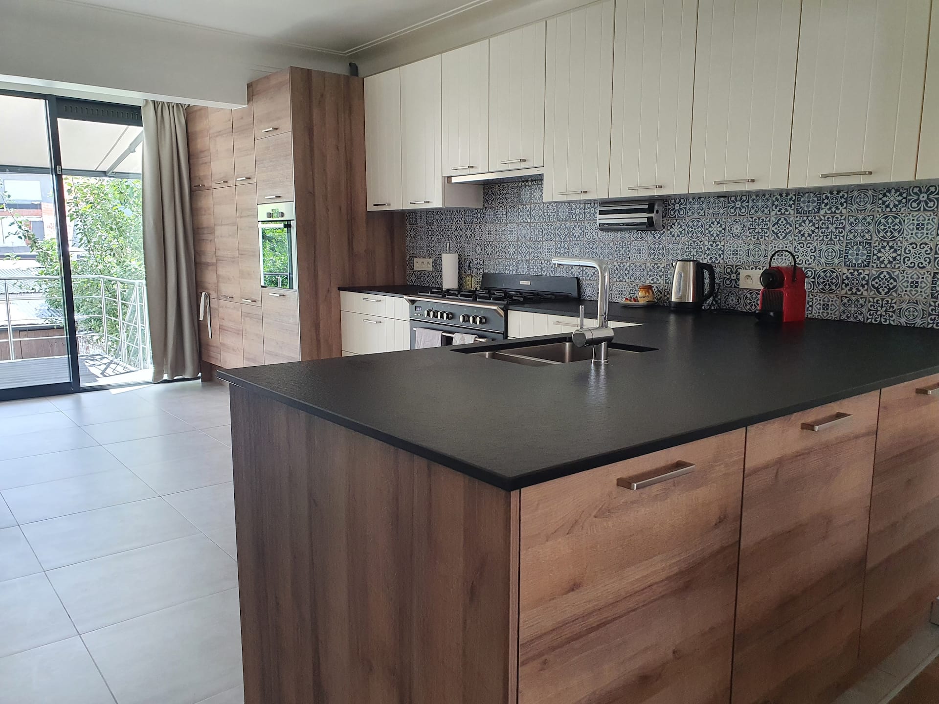 Beautiful home with large terrace & parking space!